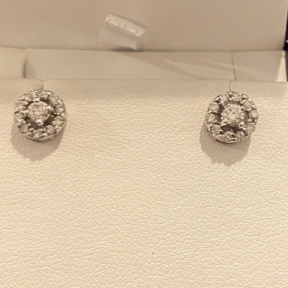 Beautiful 14kt White Gold Diamond Halo Earrings